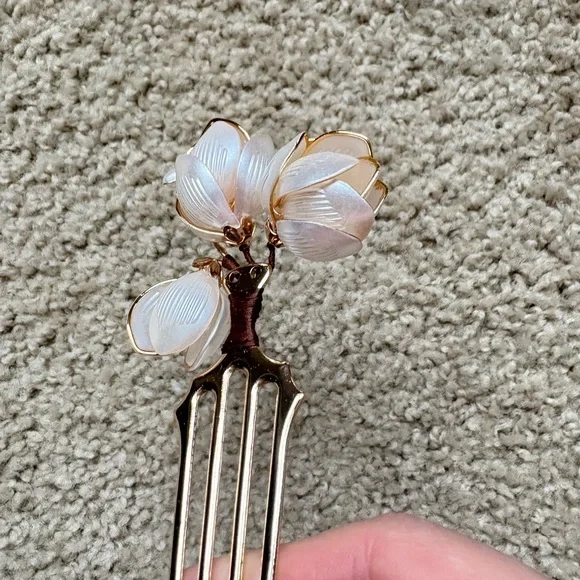 Elegant Gold Magnolia Hair Comb with Faux Pearls – Vintage Style Floral Hairpin - Picture 5 of 6